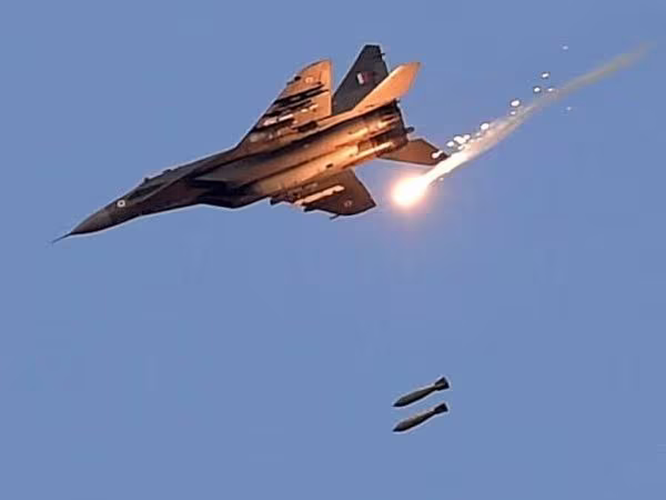 Không quân Ấn Độ dội bom phá hủy Trại khủng bố nằm trên Đường kiểm soát ở Kashmir ảnh 1 Không quân Ấn Độ dội bom phá hủy Trại khủng bố nằm trên Đường kiểm soát ở Kashmir ảnh 1