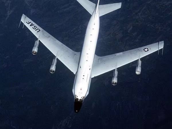 Su-27 Nga bay vọt lên không trung đánh chặn RC-135 Mỹ trên biển Baltic ảnh 1