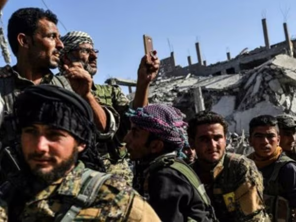 Bức xúc trước hành vi của SDF, lực lượng dân quân ở Raqqa tấn công đoàn xe Mỹ và SDF ảnh 1 Bức xúc trước hành vi của SDF, lực lượng dân quân ở Raqqa tấn công đoàn xe Mỹ và SDF ảnh 1