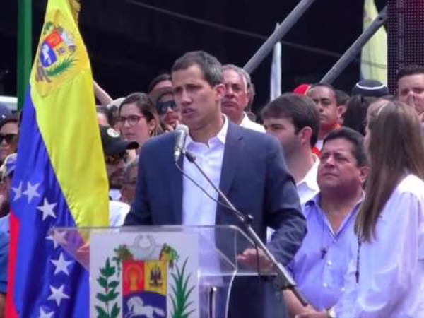 Xe chở nhà lãnh đạo phe đối lập Venezuela bất ngờ bị tấn công ảnh 1