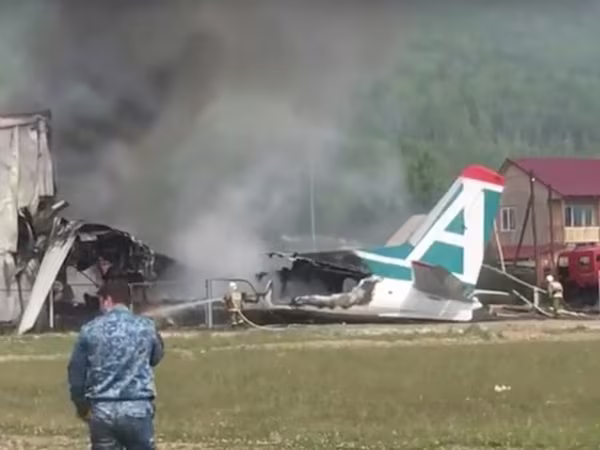 Máy bay Nga bốc cháy dữ dội khi hạ cánh khẩn cấp: 2 phi công thiệt mạng ảnh 1 Máy bay Nga bốc cháy dữ dội khi hạ cánh khẩn cấp: 2 phi công thiệt mạng ảnh 1