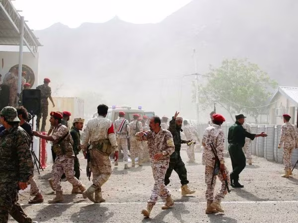 Houthis dội bom trúng cuộc diễu hành ở Yemen, hàng chục binh sĩ thiệt mạng ảnh 1 Houthis dội bom trúng cuộc diễu hành ở Yemen, hàng chục binh sĩ thiệt mạng ảnh 1