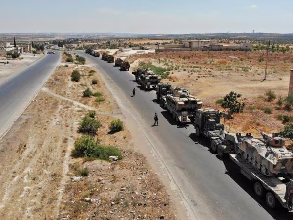 Đoàn xe quân sự Thổ Nhĩ Kỳ mắc kẹt ở Idlib do các trận không kích ác liệt ảnh 1 Đoàn xe quân sự Thổ Nhĩ Kỳ mắc kẹt ở Idlib do các trận không kích ác liệt ảnh 1