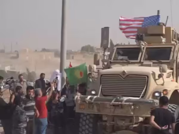 Người Kurd kéo đến căn cứ Mỹ kêu gọi bảo vệ trước cuộc xâm lược tiềm năng của Thổ Nhĩ Kỳ ảnh 1 Người Kurd kéo đến căn cứ Mỹ kêu gọi bảo vệ trước cuộc xâm lược tiềm năng của Thổ Nhĩ Kỳ ảnh 1