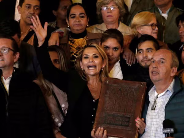 Thượng nghị sĩ Bolivia tự tuyên bố là tổng thống lâm thời ảnh 1 Thượng nghị sĩ Bolivia tự tuyên bố là tổng thống lâm thời ảnh 1