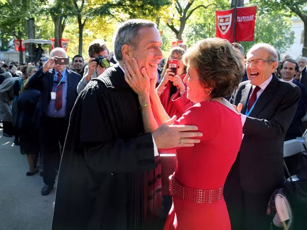 Mỹ: Hiệu trưởng Đại học Harvard và vợ dương tính với Covid-19 ảnh 1 Mỹ: Hiệu trưởng Đại học Harvard và vợ dương tính với Covid-19 ảnh 1