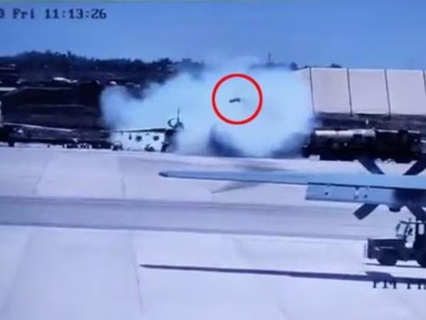 Su-25 đậu trên mặt đất bất ngờ phóng tên lửa, máy bay Pháp may mắn thoát hiểm ảnh 1