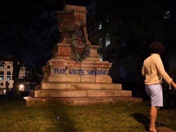 Mỹ: Người biểu tình kéo đổ tượng tướng Albert Pike ở Thủ đô Washington ảnh 1 Mỹ: Người biểu tình kéo đổ tượng tướng Albert Pike ở Thủ đô Washington ảnh 1