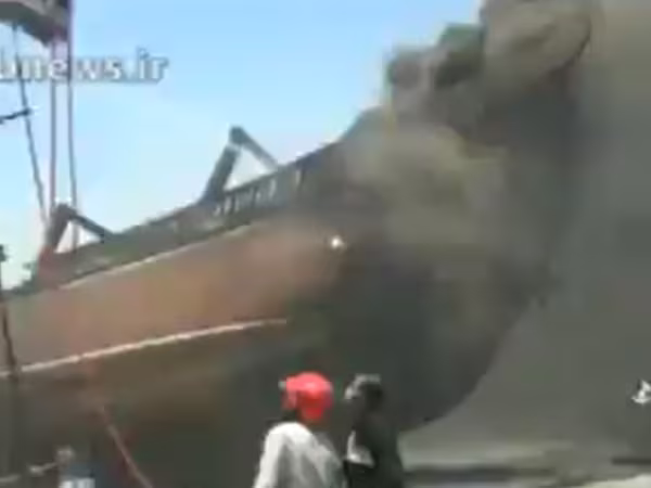 Một loạt tàu bốc cháy dữ dội tại cảng biển Iran ảnh 1 Một loạt tàu bốc cháy dữ dội tại cảng biển Iran ảnh 1