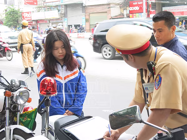 Không đội mũ bảo hiểm: Vi phạm chủ yếu là học sinh đi xe đạp điện ảnh 7 Không đội mũ bảo hiểm: Vi phạm chủ yếu là học sinh đi xe đạp điện ảnh 7