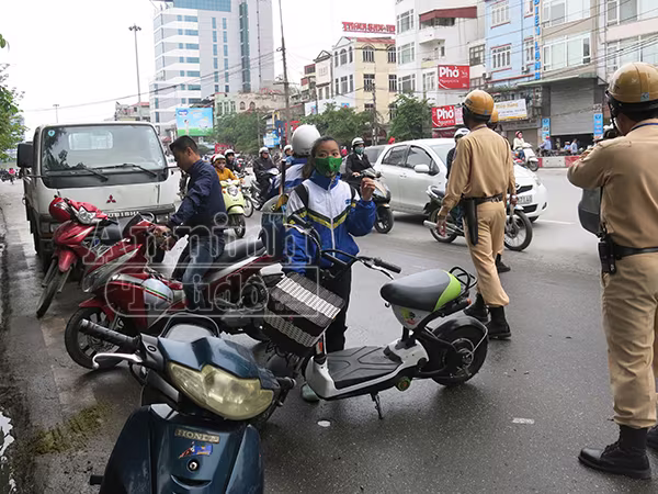 Không đội mũ bảo hiểm: Vi phạm chủ yếu là học sinh đi xe đạp điện ảnh 3 Không đội mũ bảo hiểm: Vi phạm chủ yếu là học sinh đi xe đạp điện ảnh 3