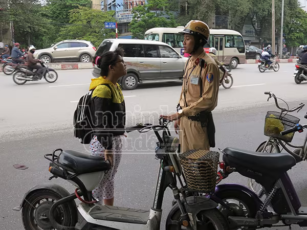 Không đội mũ bảo hiểm: Vi phạm chủ yếu là học sinh đi xe đạp điện ảnh 4 Không đội mũ bảo hiểm: Vi phạm chủ yếu là học sinh đi xe đạp điện ảnh 4