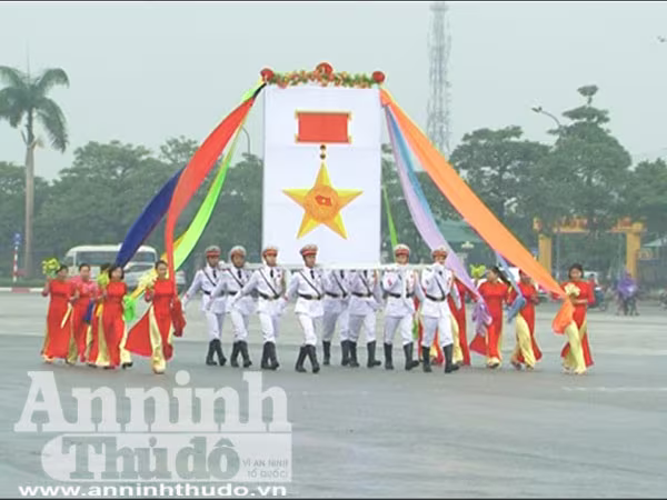 Trung đoàn Cảnh sát cơ động tổng duyệt dưới cơn mưa tầm tã ảnh 1 Trung đoàn Cảnh sát cơ động tổng duyệt dưới cơn mưa tầm tã ảnh 1