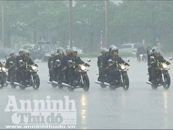 Trung đoàn Cảnh sát cơ động tổng duyệt dưới cơn mưa tầm tã ảnh 3 Trung đoàn Cảnh sát cơ động tổng duyệt dưới cơn mưa tầm tã ảnh 3