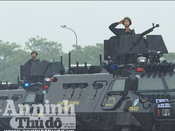 Trung đoàn Cảnh sát cơ động tổng duyệt dưới cơn mưa tầm tã ảnh 4 Trung đoàn Cảnh sát cơ động tổng duyệt dưới cơn mưa tầm tã ảnh 4