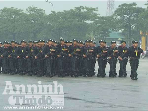 Trung đoàn Cảnh sát cơ động tổng duyệt dưới cơn mưa tầm tã ảnh 2 Trung đoàn Cảnh sát cơ động tổng duyệt dưới cơn mưa tầm tã ảnh 2