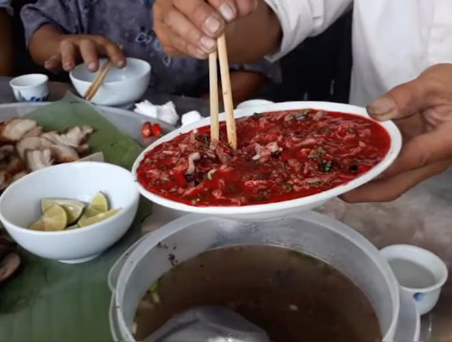 Không chỉ thế, thói quen ăn uống thiếu khoa học của một bộ phận người dân như ăn tiết canh, ăn thức ăn tái cũng là nguyên nhân gây bệnh Không chỉ thế, thói quen ăn uống thiếu khoa học của một bộ phận người dân như ăn tiết canh, ăn thức ăn tái cũng là nguyên nhân gây bệnh