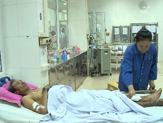 Bệnh nhân nhập viện trong tình trạng suy thận, sốt cao liên tục và xuất hiện các ban hoại tử trên da Bệnh nhân nhập viện trong tình trạng suy thận, sốt cao liên tục và xuất hiện các ban hoại tử trên da