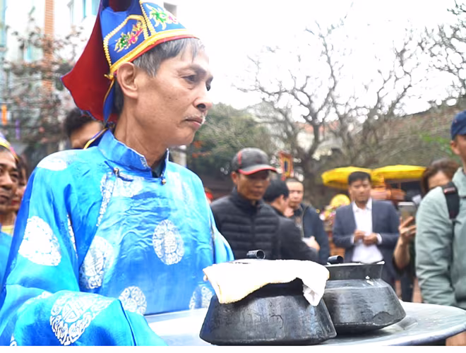 Đây không chỉ là một nét đẹp văn hóa truyền thống mà còn là một phong tục độc đáo cầu chúc cho dân làng một năm mới ấm no, hạnh phúc. Đây không chỉ là một nét đẹp văn hóa truyền thống mà còn là một phong tục độc đáo cầu chúc cho dân làng một năm mới ấm no, hạnh phúc.