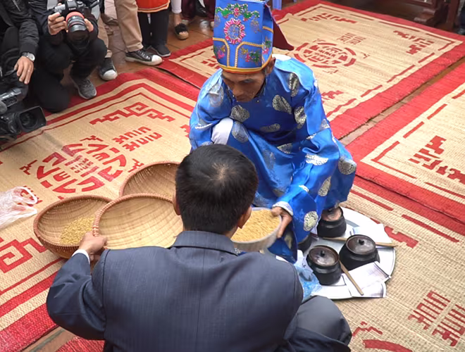 Từ sáng sớm, cả 4 đội thi của làng và ban tổ chức đã tất bật chuẩn bị các dụng cụ cần thiết cho cuộc thi. Người quyện rơm, người bẻ củi, mỗi người một việc, ai nấy đều vô cùng khẩn trương và hồ hởi trước giờ tham gia tranh tài. Từ sáng sớm, cả 4 đội thi của làng và ban tổ chức đã tất bật chuẩn bị các dụng cụ cần thiết cho cuộc thi. Người quyện rơm, người bẻ củi, mỗi người một việc, ai nấy đều vô cùng khẩn trương và hồ hởi trước giờ tham gia tranh tài.