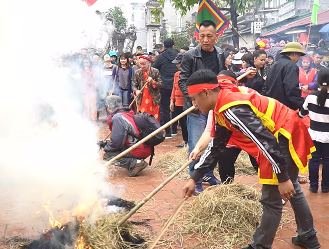 Khi Ban tổ chức phát lệnh bắt đầu cuộc thi, trai tráng được phân công kéo lửa,giã gạo, trẻ nhỏ chạy thi lấy nước, các cô các bà, các chị khéo léo được phân công thổi cơm. Khi Ban tổ chức phát lệnh bắt đầu cuộc thi, trai tráng được phân công kéo lửa,giã gạo, trẻ nhỏ chạy thi lấy nước, các cô các bà, các chị khéo léo được phân công thổi cơm.