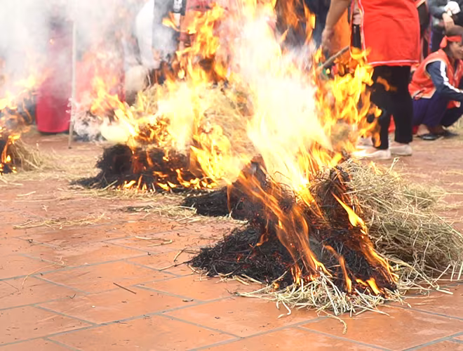 Điểm độc đáo là mỗi đội thi cũng phải tạo nhiều đống rơm khác nhau để đánh lừa các quan đi dò, tạo điều kiện cho cơm chín đều. Điểm độc đáo là mỗi đội thi cũng phải tạo nhiều đống rơm khác nhau để đánh lừa các quan đi dò, tạo điều kiện cho cơm chín đều.