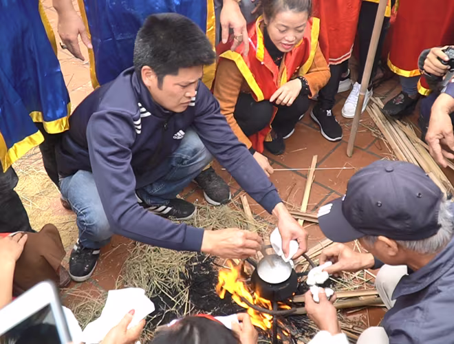 Để cơm được dẻo, thơm, các đội phải đảm bảo lửa cháy liên tục và chắt nước sao cho thật đều tay. Để cơm được dẻo, thơm, các đội phải đảm bảo lửa cháy liên tục và chắt nước sao cho thật đều tay.