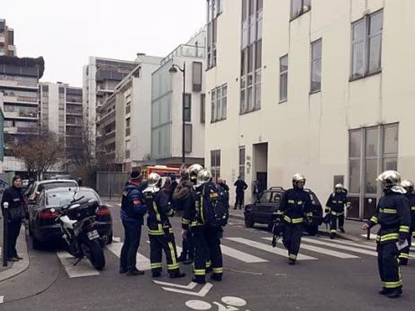 Video vụ khủng bố đẫm máu tại Paris, 12 người thiệt mạng ảnh 3