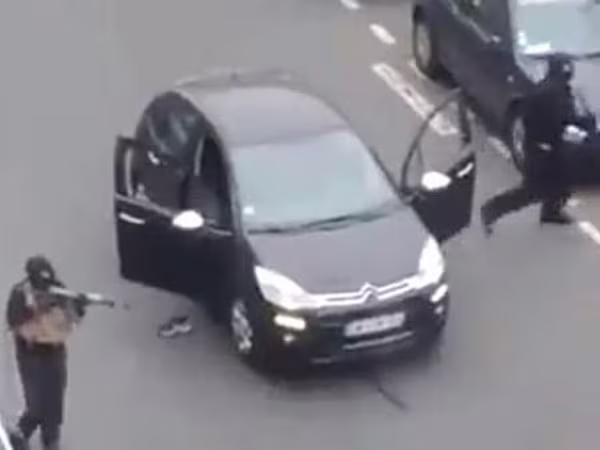 Video vụ khủng bố đẫm máu tại Paris, 12 người thiệt mạng ảnh 1