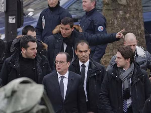 Video vụ khủng bố đẫm máu tại Paris, 12 người thiệt mạng ảnh 5