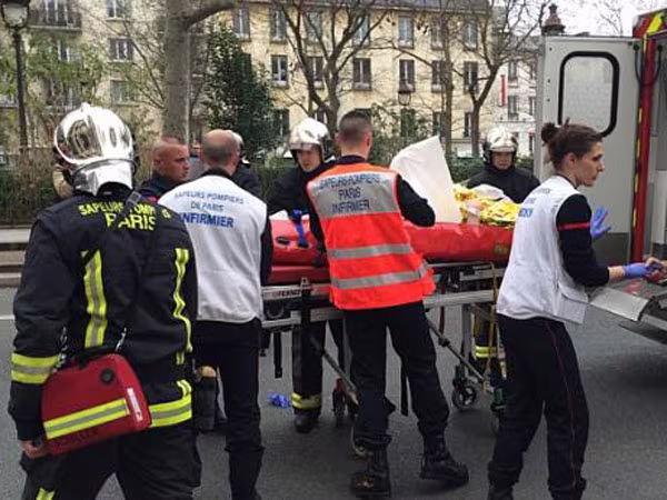 Video vụ khủng bố đẫm máu tại Paris, 12 người thiệt mạng ảnh 7