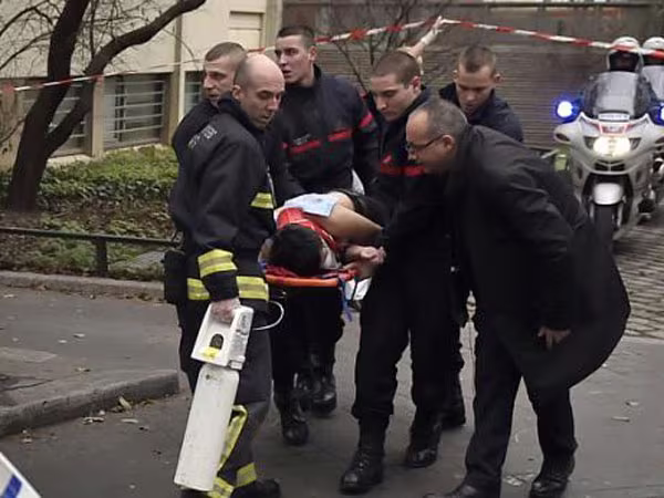 Video vụ khủng bố đẫm máu tại Paris, 12 người thiệt mạng ảnh 6