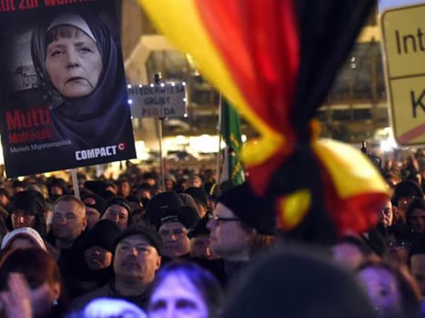 Lãnh đạo Pegida từ chức vì miệt thị người tỵ nạn và cải trang thành Hitler ảnh 2