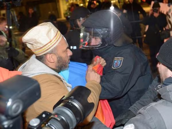 Lãnh đạo Pegida từ chức vì miệt thị người tỵ nạn và cải trang thành Hitler ảnh 3