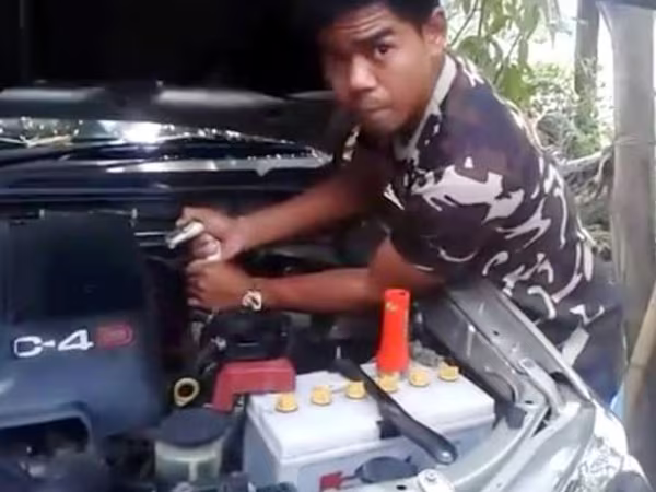 Thót tim xem tay không bắt trăn sống trong khoan động cơ ôtô ảnh 1 Thót tim xem tay không bắt trăn sống trong khoan động cơ ôtô ảnh 1