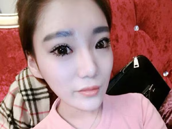 Nghi bị "cắm sừng", cô gái đẹp dán đầy băng vệ sinh lên ôtô của người yêu ảnh 2