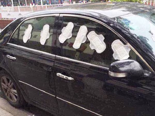 Nghi bị "cắm sừng", cô gái đẹp dán đầy băng vệ sinh lên ôtô của người yêu ảnh 1