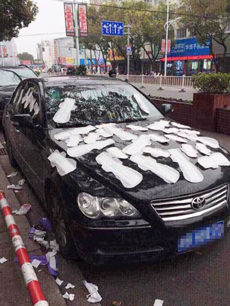 Nghi bị "cắm sừng", cô gái đẹp dán đầy băng vệ sinh lên ôtô của người yêu ảnh 3