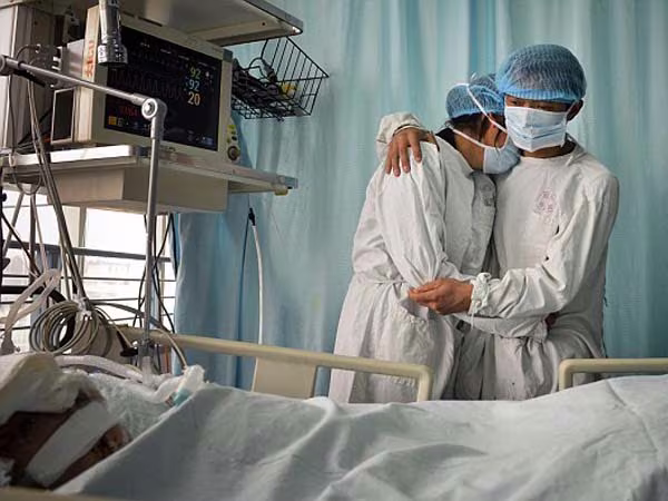 Xúc động giây phút y bác sĩ cúi rạp trước thi thể những em bé hiến nội tạng ảnh 2 Xúc động giây phút y bác sĩ cúi rạp trước thi thể những em bé hiến nội tạng ảnh 2