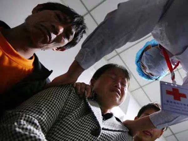 Xúc động giây phút y bác sĩ cúi rạp trước thi thể những em bé hiến nội tạng ảnh 5 Xúc động giây phút y bác sĩ cúi rạp trước thi thể những em bé hiến nội tạng ảnh 5