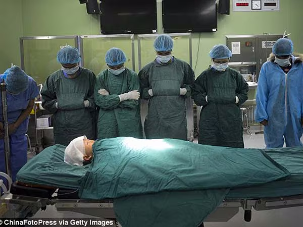 Xúc động giây phút y bác sĩ cúi rạp trước thi thể những em bé hiến nội tạng ảnh 4 Xúc động giây phút y bác sĩ cúi rạp trước thi thể những em bé hiến nội tạng ảnh 4