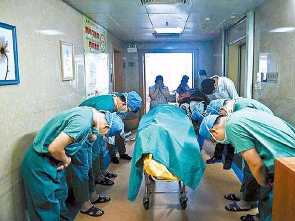 Xúc động giây phút y bác sĩ cúi rạp trước thi thể những em bé hiến nội tạng ảnh 1 Xúc động giây phút y bác sĩ cúi rạp trước thi thể những em bé hiến nội tạng ảnh 1