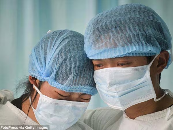 Xúc động giây phút y bác sĩ cúi rạp trước thi thể những em bé hiến nội tạng ảnh 3 Xúc động giây phút y bác sĩ cúi rạp trước thi thể những em bé hiến nội tạng ảnh 3