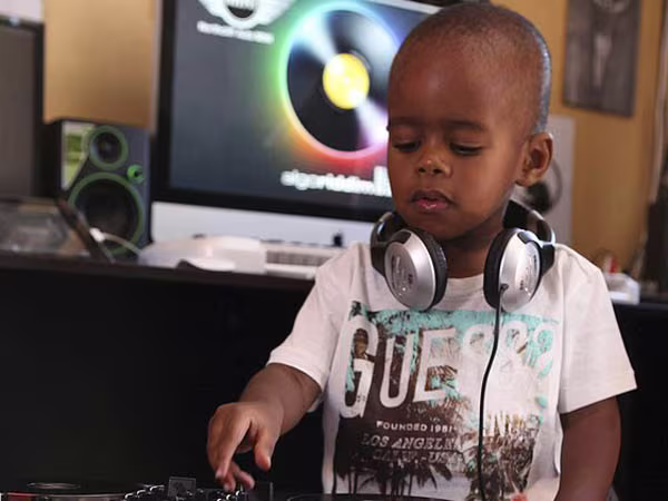 Xem cậu bé DJ “nói chưa sõi” khiến cộng đồng mạng Nam Phi sôi sục  ảnh 1 Xem cậu bé DJ “nói chưa sõi” khiến cộng đồng mạng Nam Phi sôi sục  ảnh 1