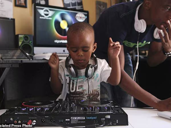 Xem cậu bé DJ “nói chưa sõi” khiến cộng đồng mạng Nam Phi sôi sục  ảnh 2 Xem cậu bé DJ “nói chưa sõi” khiến cộng đồng mạng Nam Phi sôi sục  ảnh 2