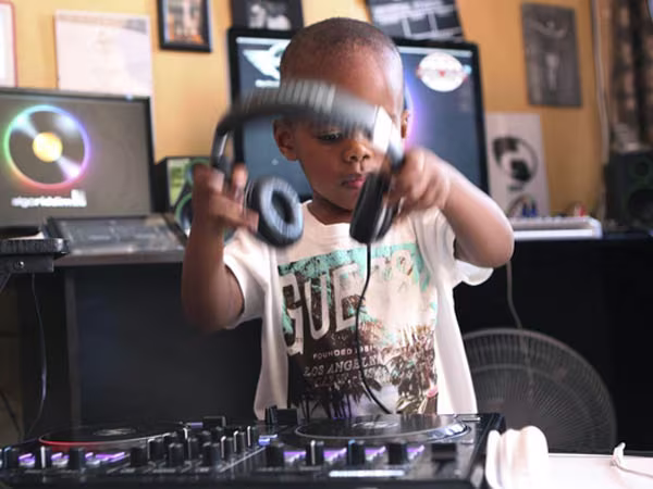Xem cậu bé DJ “nói chưa sõi” khiến cộng đồng mạng Nam Phi sôi sục  ảnh 4 Xem cậu bé DJ “nói chưa sõi” khiến cộng đồng mạng Nam Phi sôi sục  ảnh 4