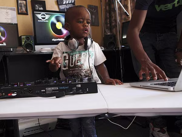 Xem cậu bé DJ “nói chưa sõi” khiến cộng đồng mạng Nam Phi sôi sục  ảnh 3 Xem cậu bé DJ “nói chưa sõi” khiến cộng đồng mạng Nam Phi sôi sục  ảnh 3