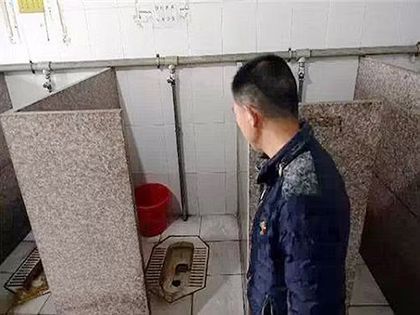 Bà mẹ Trung Quốc 17 tuổi nhẫn tâm bỏ con trong bồn cầu ảnh 2