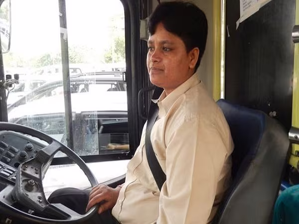 Hành khách Ấn Độ chào đón nữ tài xế xe bus đầu tiên của New Delhi  ảnh 1 Hành khách Ấn Độ chào đón nữ tài xế xe bus đầu tiên của New Delhi  ảnh 1