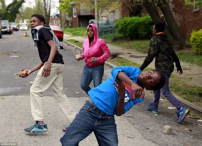 Baltimore (Mỹ) bạo động sau cái chết mới nhất của thanh niên da đen ảnh 9 Baltimore (Mỹ) bạo động sau cái chết mới nhất của thanh niên da đen ảnh 9